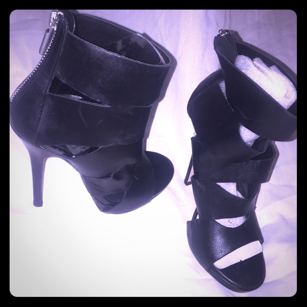 BAKERS Brand New Cutout ankle boots